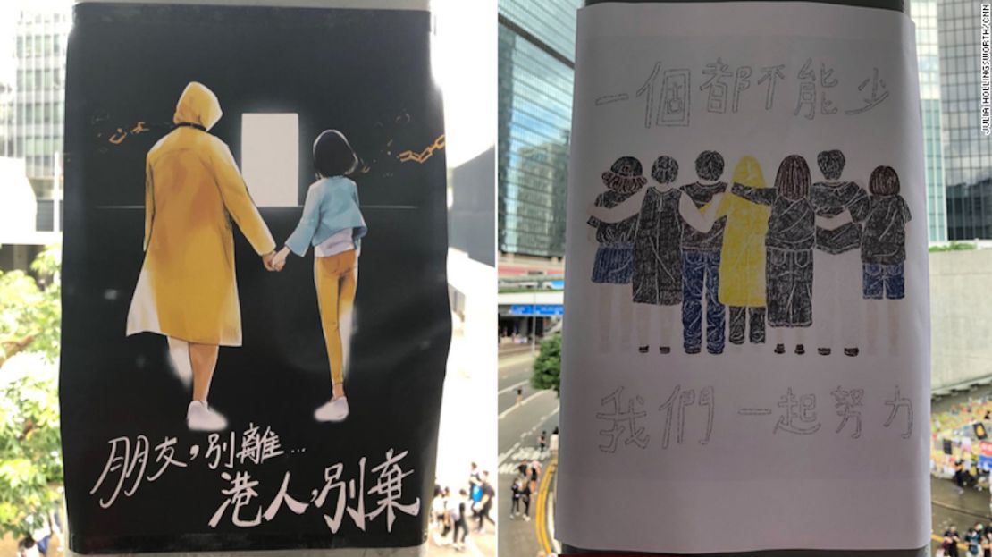 Los carteles de protesta representan a una víctima de suicidio de 35 años en el Almirantazgo, Hong Kong, el 1 de julio de 2019. El de la izquierda dice: "Amigo, no te vayas, gente de Hong Kong, no se den por vencido". A la derecha: "Nadie puede faltar, tenemos que trabajar duro juntos".