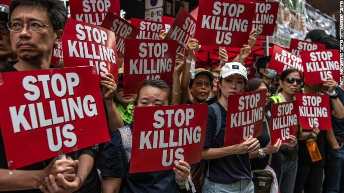 Manifestantes sostienen pancartas durante una manifestación contra el proyecto de ley de extradición ahora suspendido el 16 de junio de 2019 en Hong Kong.