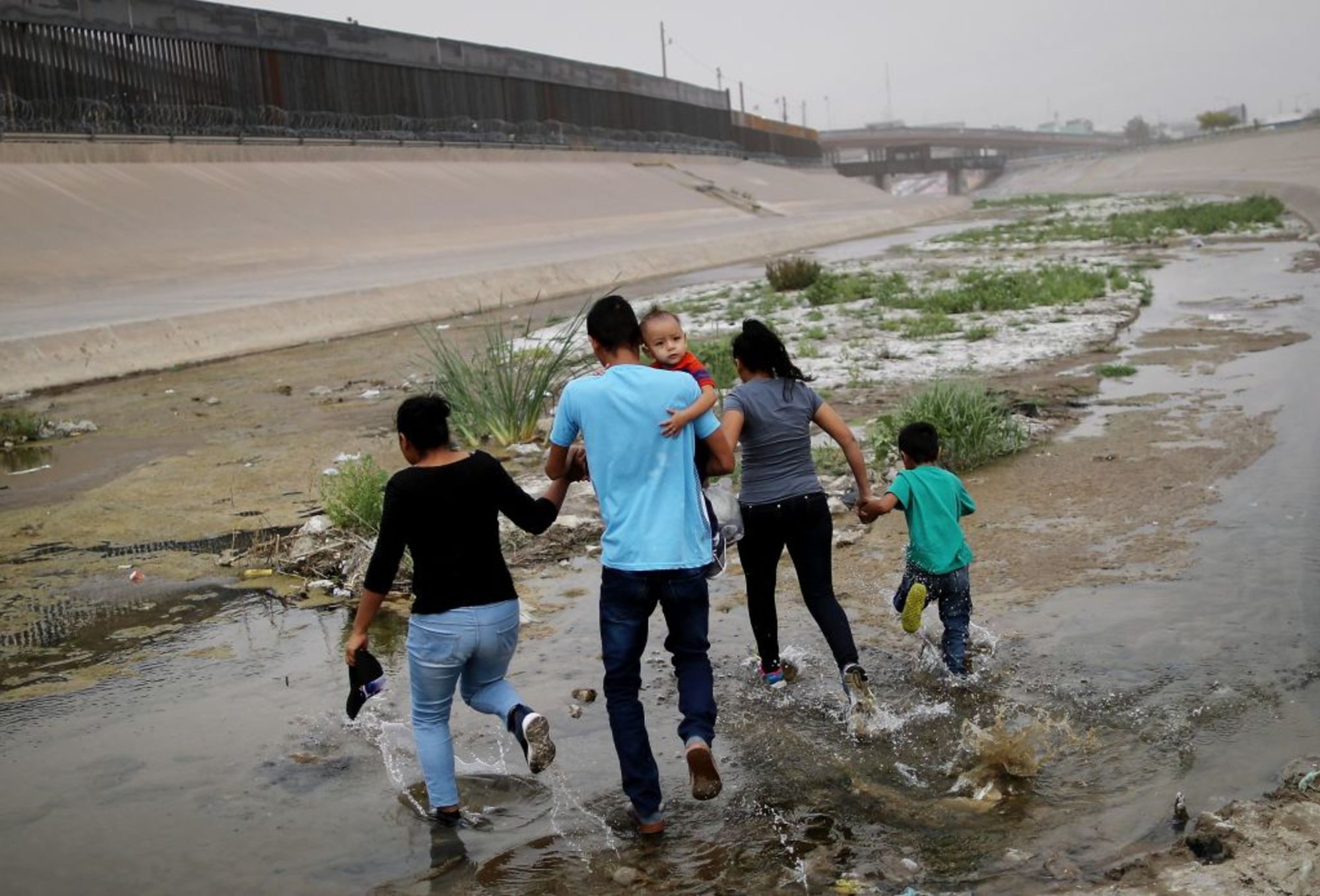 CNNE 675792 - swelling numbers of migrants overwhelm southern border crossings