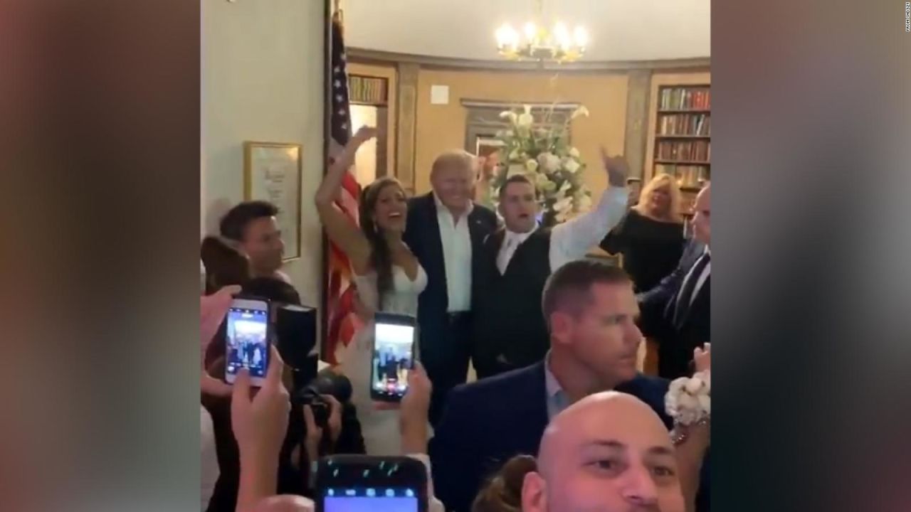 CNNE 675856 - trump sorprendio a una pareja en su boda