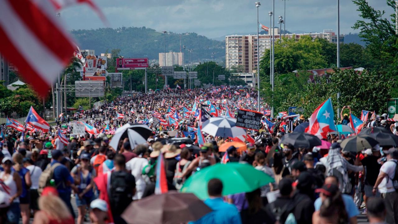 CNNE 675867 - cientos de miles de manifestantes toman las calles de puerto rico