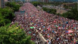 CNNE 675885 - las protestas masivas en puerto rico vistas con un dron