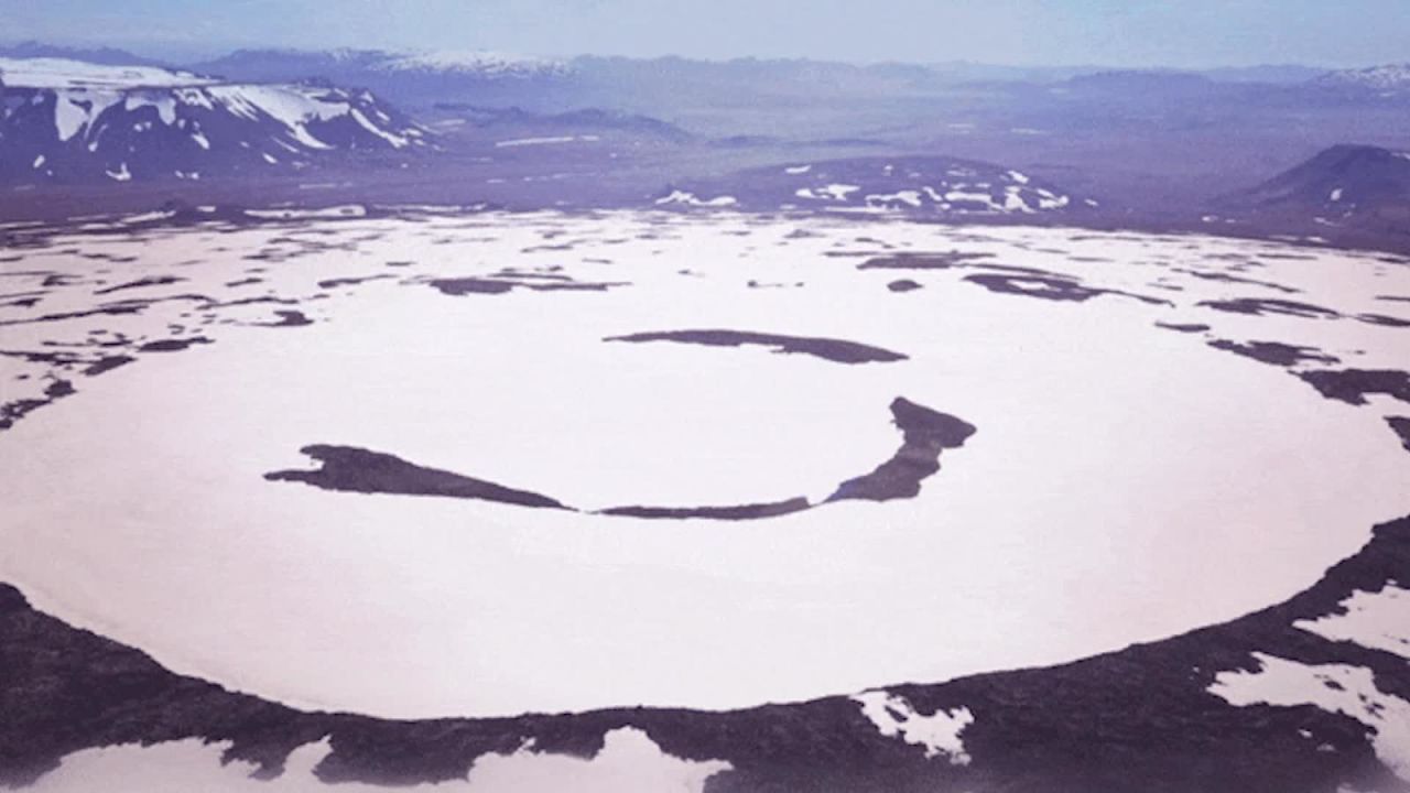 CNNE 675944 - un glaciar en islandia se convierte en hielo muerto