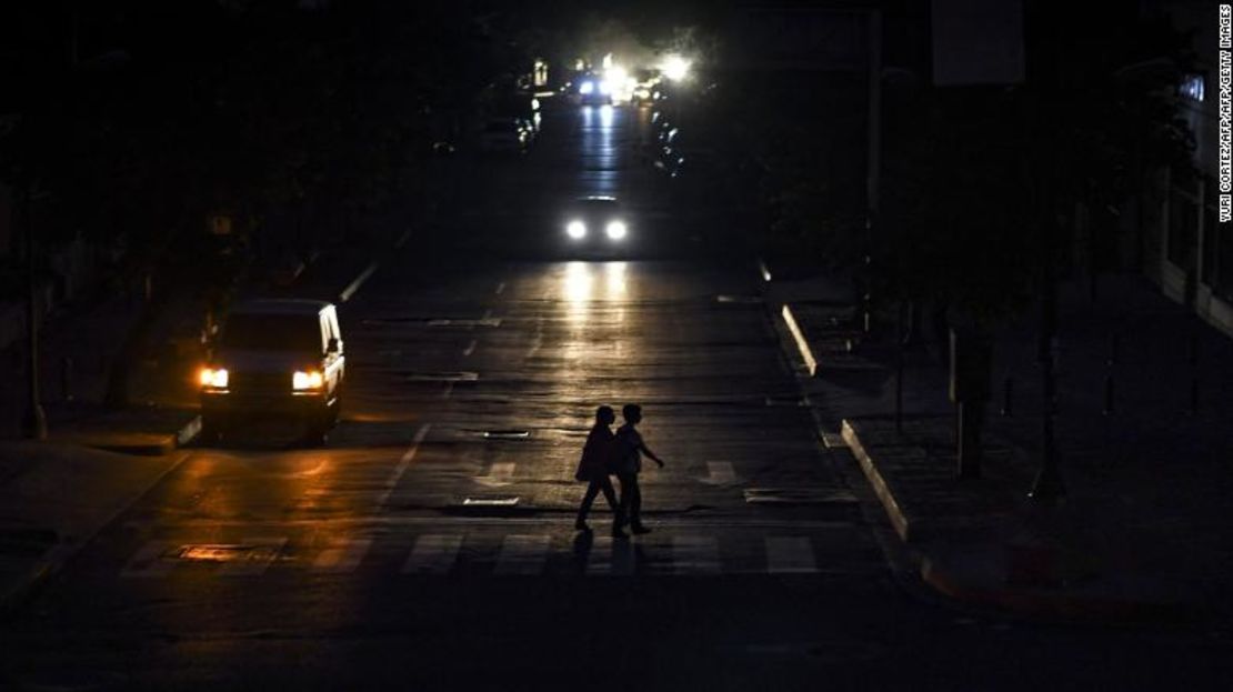 Personas cruzan una calle en Caracas durante el apagón del 22 de julio.