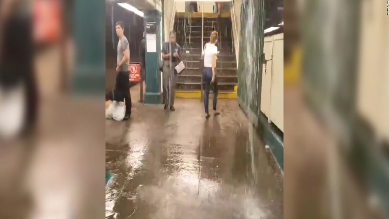 CNNE 676341 - la lluvia se colo en el metro de nueva york