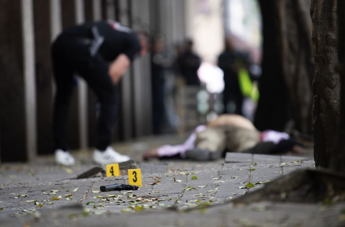 Foto de archivo. Un equipo forense observan el arma cada en un asalto en la colonia La Condesa el 6 de mayo de 2019.