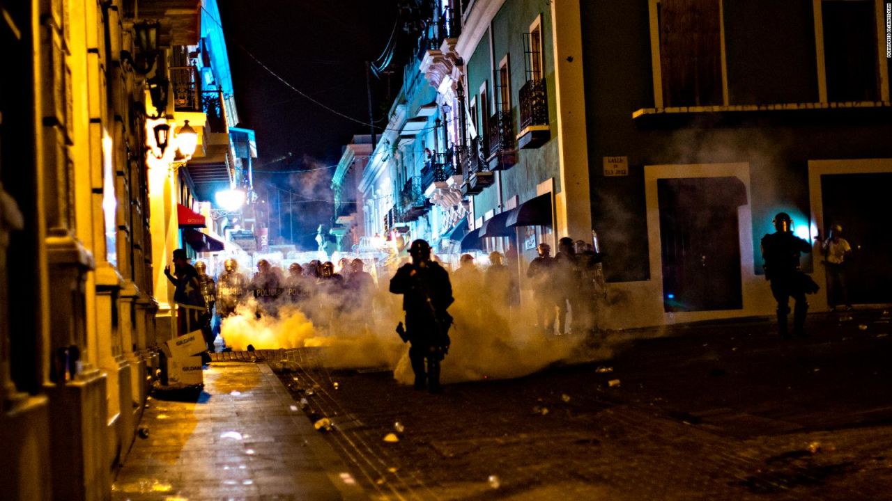 CNNE 676596 - destrozos en san juan durante protestas masivas