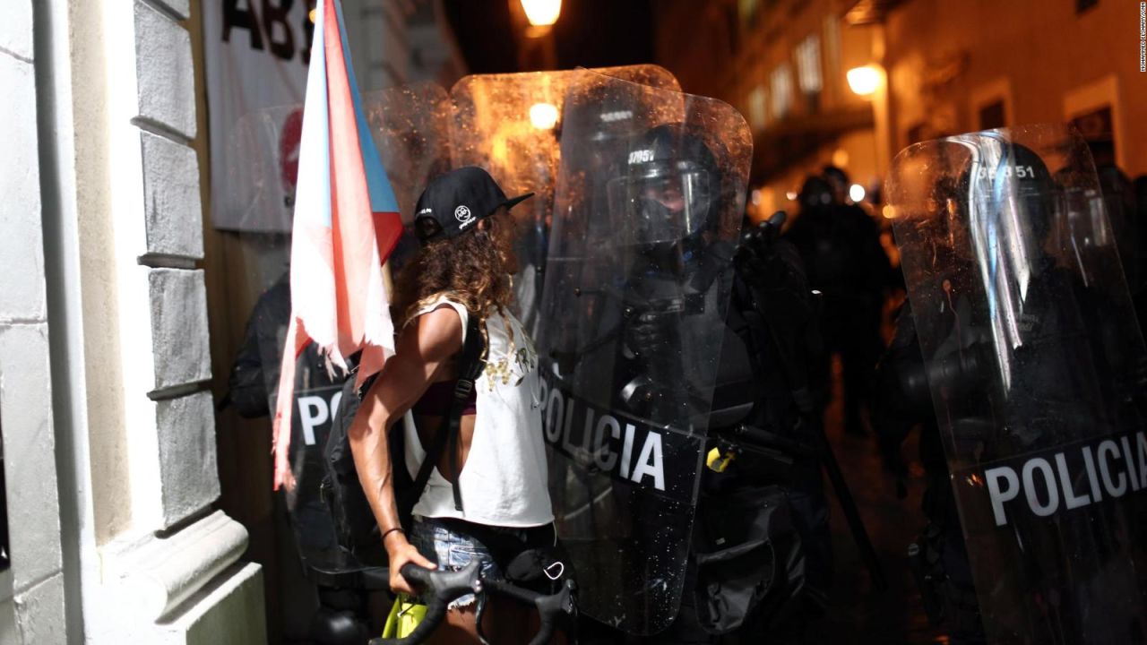 CNNE 676602 - policia de puerto rico lanza gases lacrimogenos a marcha