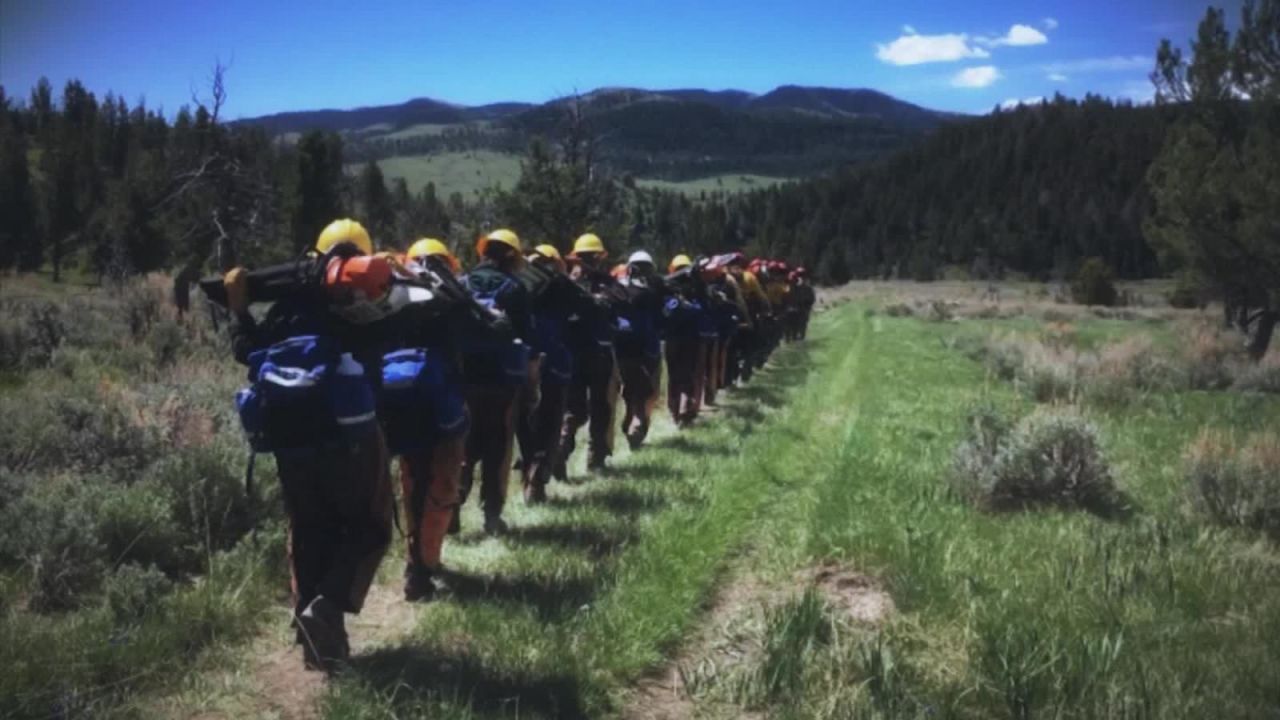 CNNE 676627 - una cuadrilla de bomberos llama la atencion en alaska