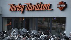 CNNE 676671 - harley-davidson- sus ganancias caen mas de 19%