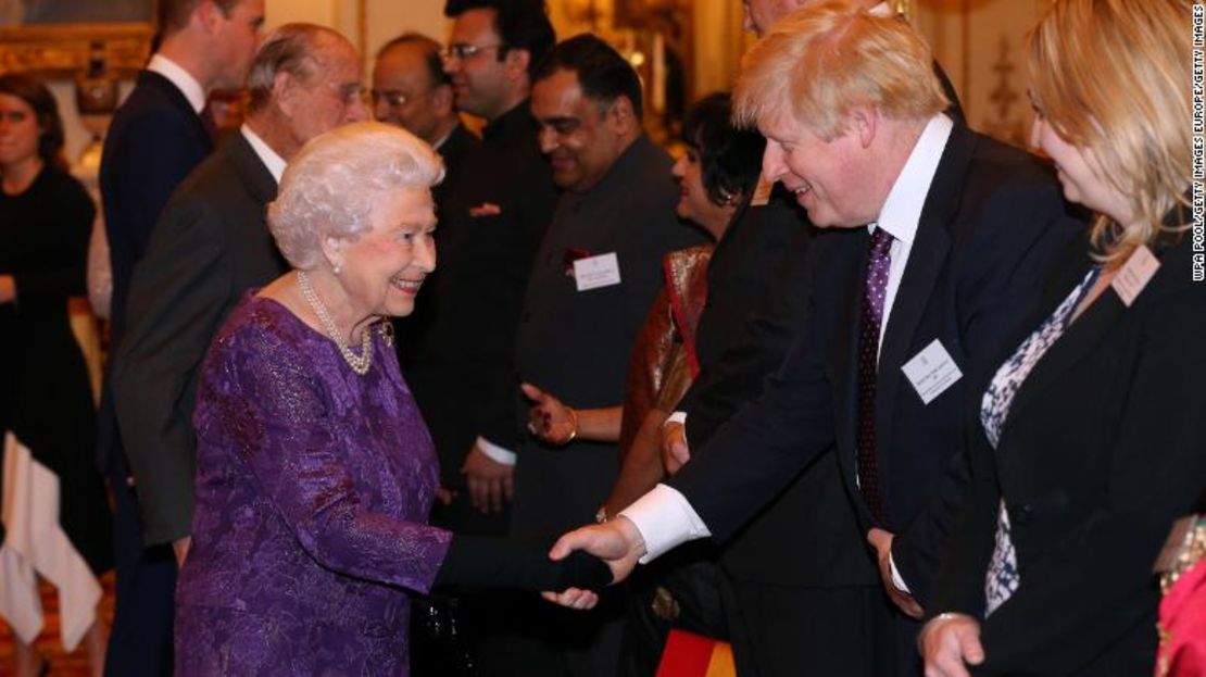 La reina Isabel II saluda a Boris Johnson, en una imagen de archivo.