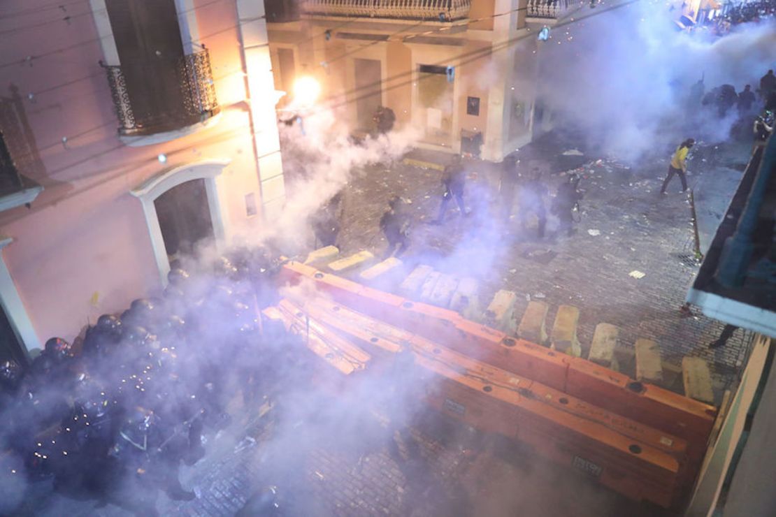 La policía dispersa a los manifestantes usando gases lacrimógenos.