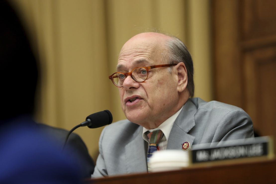 El representante Steve Cohen, le hace preguntas a Mueller durante el testimonio ante la Comisión Judicial de la Cámara de Representantes el 24 de julio de 2019.