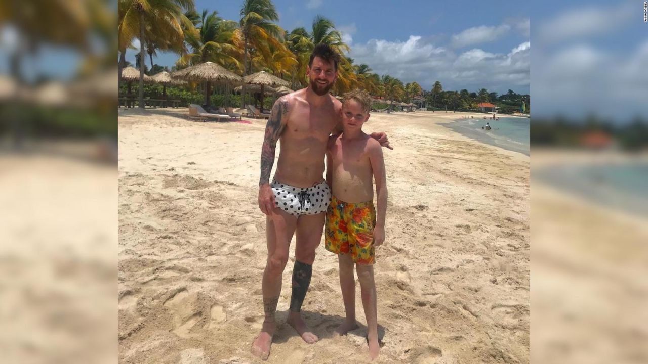 CNNE 677271 - un nino vio a messi en una playa y el astro lo invito a jugar