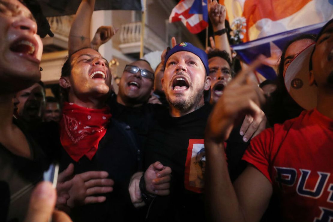 El cantante René Pérez, Residente, celebra tras el anuncio de la renuncia de Ricardo Rosselló.