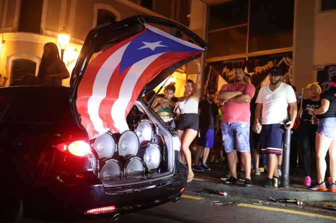 Las calles de San Juan se llenaron de banderas puertorriqueñas.