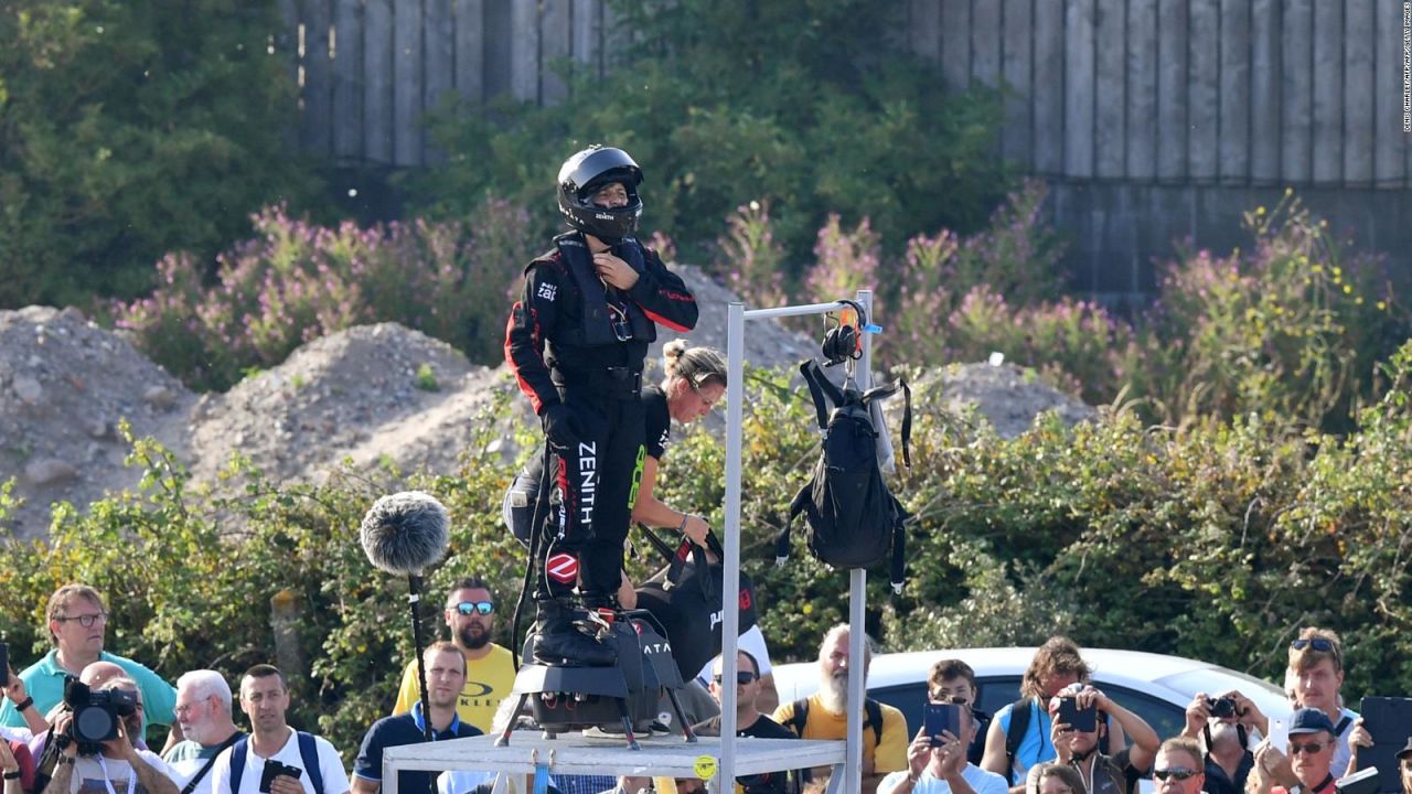 CNNE 677657 - hombre en tabla voladora fracasa al cruzar el canal de la mancha