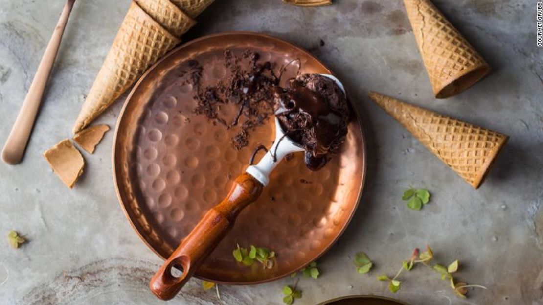 El helado de "leche" de insectos está hecho con ingredientes naturales, como miel cruda, cacao, especias y mantequilla de maní orgánica.