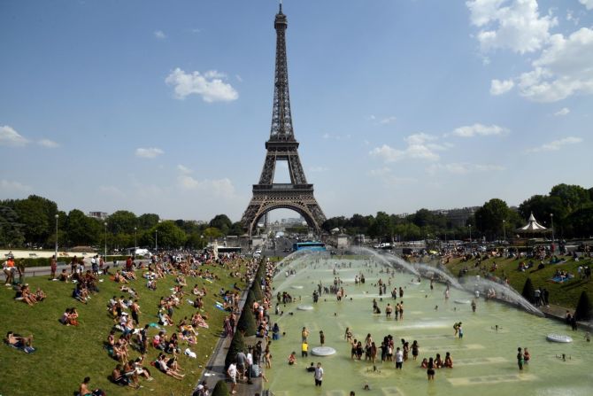 La gente se refresca y se broncea cerca a la Torre Eiffel en París el 25 de julio. Foto: Bertrand Guay/AFP/Getty Images