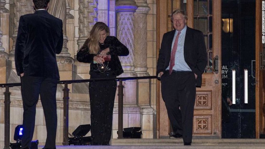 El entonces secretario de Asuntos Exteriores, Boris Johnson, con Carrie Symonds en la recaudación de fondos del baile Black and White del Partido Conservador en 2018.