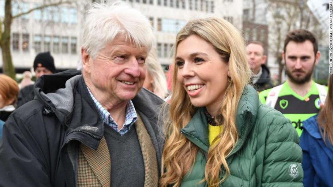 Stanley, el papá de Boris Johnson, es fotografiado junto a Carrie Symonds en una protesta contra la caza de ballenas en la embajada de Londres en Japón.