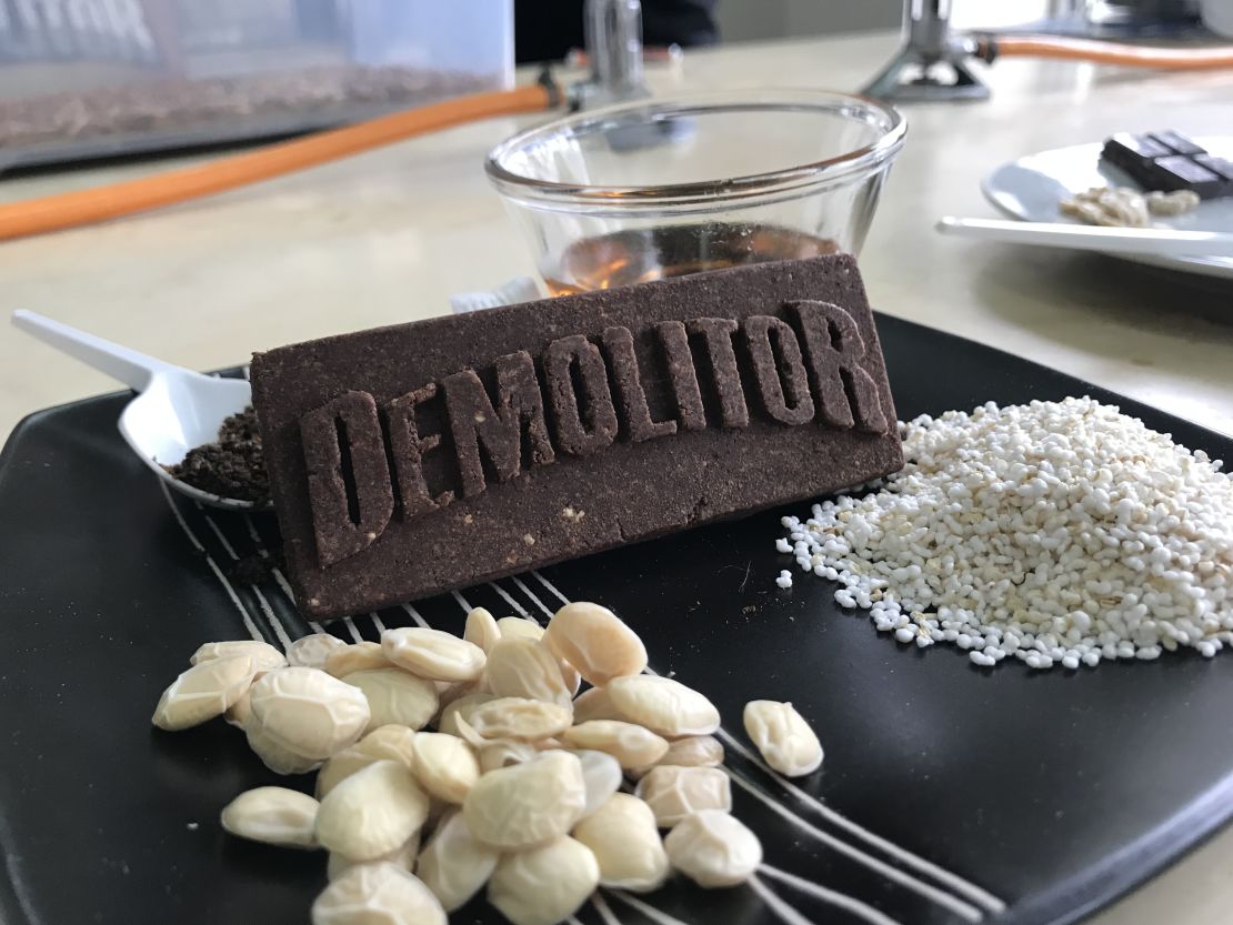 Una barra sin envoltura de Demolitor, que contiene chocolate, polvo de larva de tenebrio molitor, tarwi, kiwicha y miel de abeja.