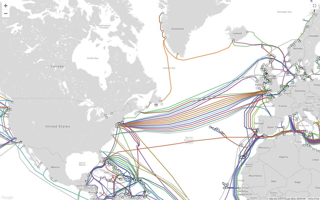 Este mapa de TeleGeography muestra cables de datos submarinos que abarcan el Océano Atlántico. Mira el interactivo aquí.