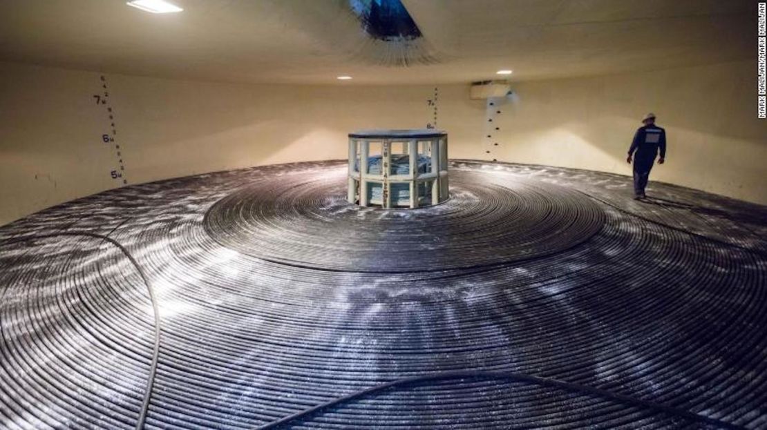 Parte del cable Marea de 6.600 kilómetros, financiado por Microsoft y Facebook, a bordo de un barco de tendido de cables.