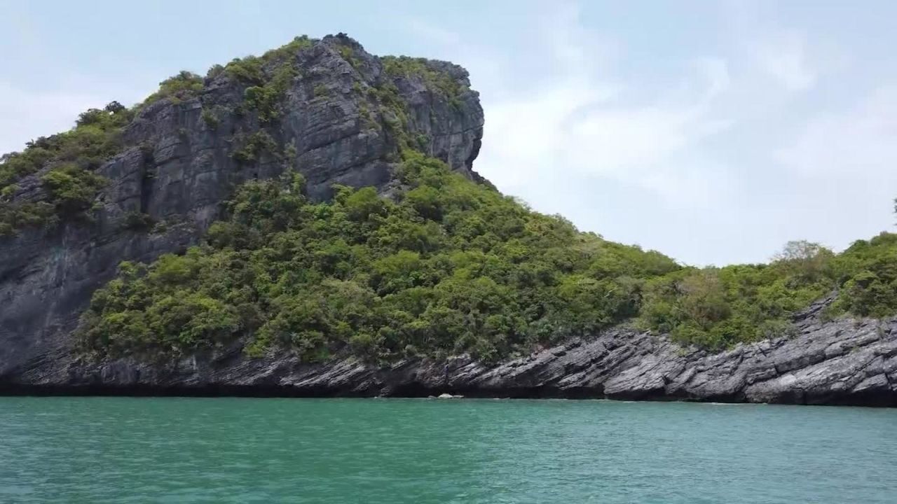 CNNE 678519 - asi es el asombroso lago esmeralda de tailandia