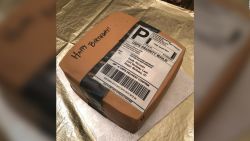 CNNE 678530 - un hombre regala a su esposa un pastel-caja de amazon