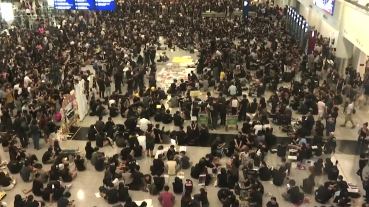 CNNE 678615 - protesta pacifica en hong kong por polemica ley de extradicion