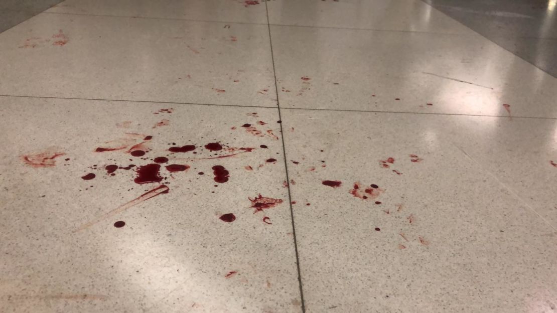 Manchas de sangre observadas en el piso de la estación de metro después de que la policía atacó a los manifestantes.