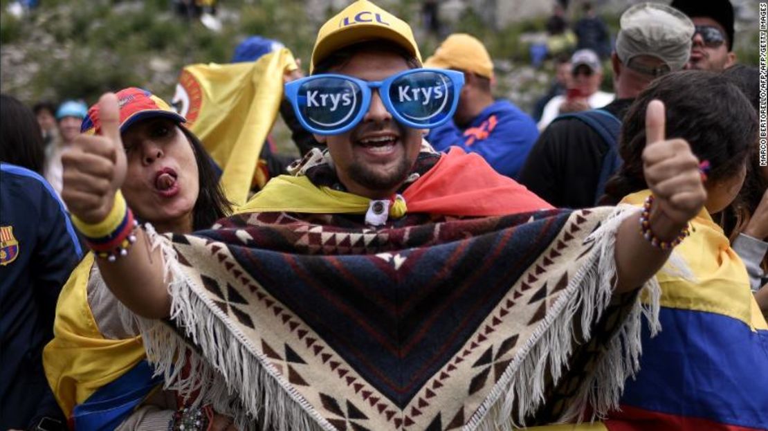 Un seguidor colombiano celebra en apoyo a Egan Bernal.