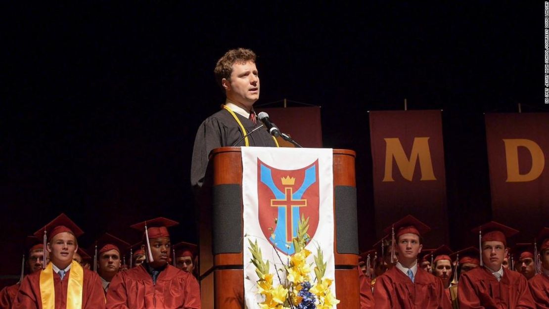 En 2017, Lindsay compartió su historia con los graduados de su alma mater, De Smet Jesuit High School, en San Luis.