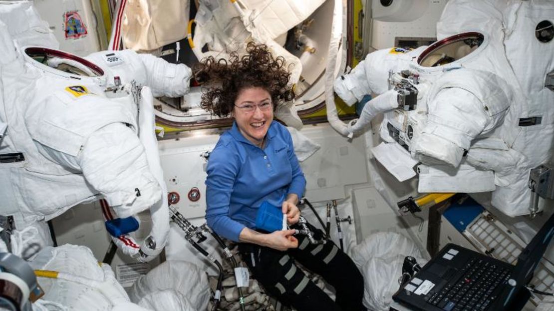 Esperamos que esta dama muy sonriente nunca salga sin su traje espacial.