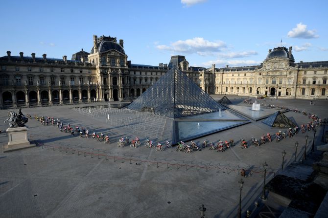 Una vista panorámica del pelotón de ciclistas a su paso por el Museo del Louvre.