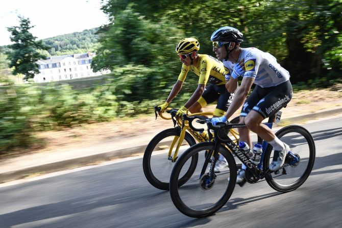 Egan Bernal conversa con el argentino Maximiliano Richeze durante la ruta entre Rambouillet y París. Crédito: ANNE-CHRISTINE POUJOULAT/AFP/Getty Images)