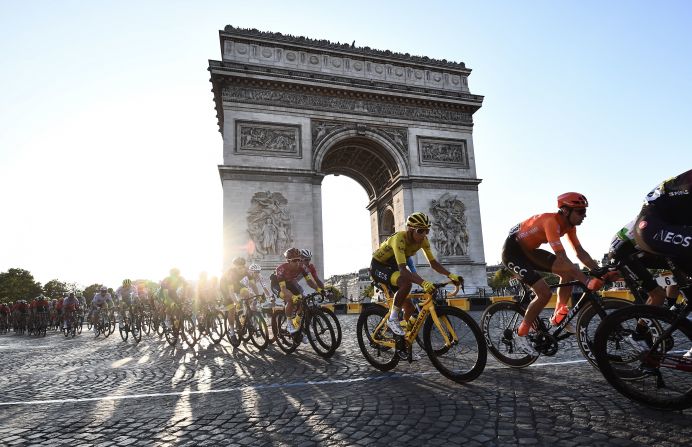 Una imagen más amplia de Egan Bernal con el Arco del Triunfo como telón de fondo.