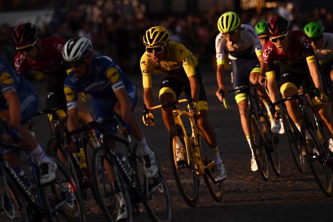 Egan Bernal, pedaleando en una de las calles de París y a contraluz.