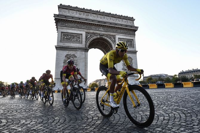 Egan Bernal y el resto de ciclistas recooren París antes de llegar a la meta del Tour de Francia. En el fondo de la imagen, el Arco del Triunfo, uno de los íconos de la capital francesa.