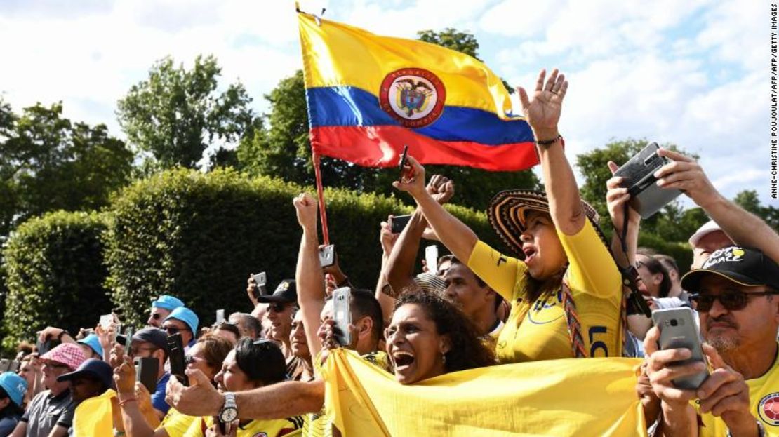 Los seguidores colombianos llegaron a París a animar a su héroe Egan Bernal.