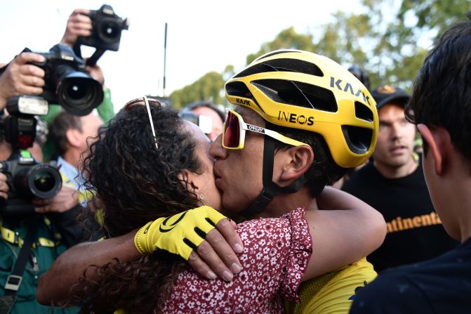 Egan Bernal, saluda a su novia Xiomy Guerrero.