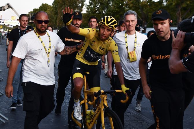 Egan Bernal, escoltado tras cruzar la meta de la última jornada del Tour de Francia.