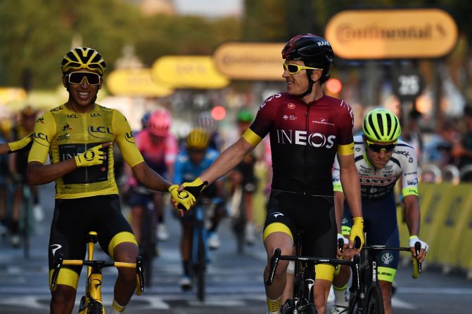 Egan Bernal y su compañero de equipo, el británico Geraint Thomas, quien lo felicita por el triunfo al final del Tour de Francia.