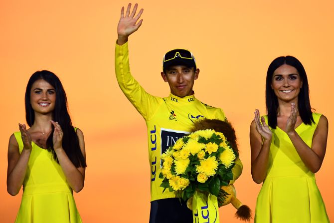 Egan Bernal, con la camiseta amarilla de líder general en el podio de la etapa número 21 y última de la edición número 106 del Tour de Francia en julio de 2019.