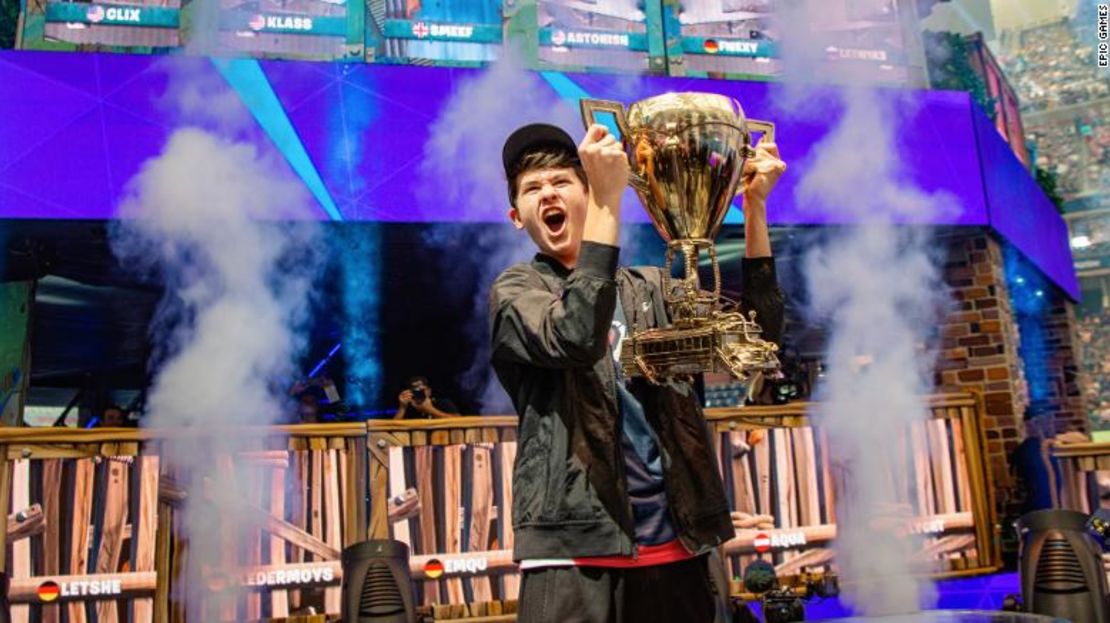 Kyle 'Bugha' Giersdorf, de 16 años, celebra su triunfo en la Copa Mundial de Fortnite.