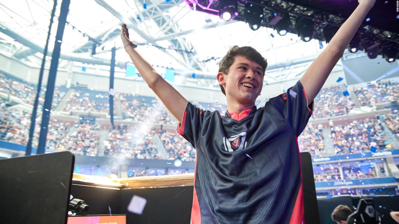 CNNE 679554 - joven de 16 anos gana usd$ 3 millones en campeonato mundial de videojuego