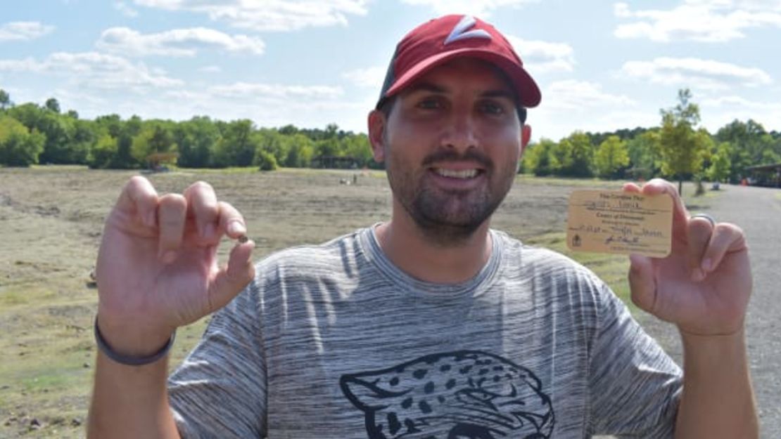 Josh Lanik muestra el diamante que encontró.