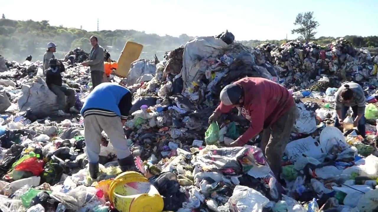 CNNE 680020 - ellos viven de la basura en "el volcadero"