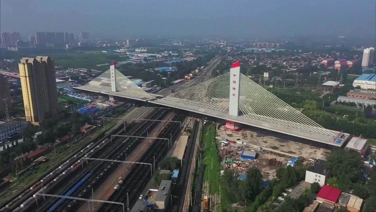 CNNE 680154 - en una hora conectan el puente de cables mas pesado del mundo